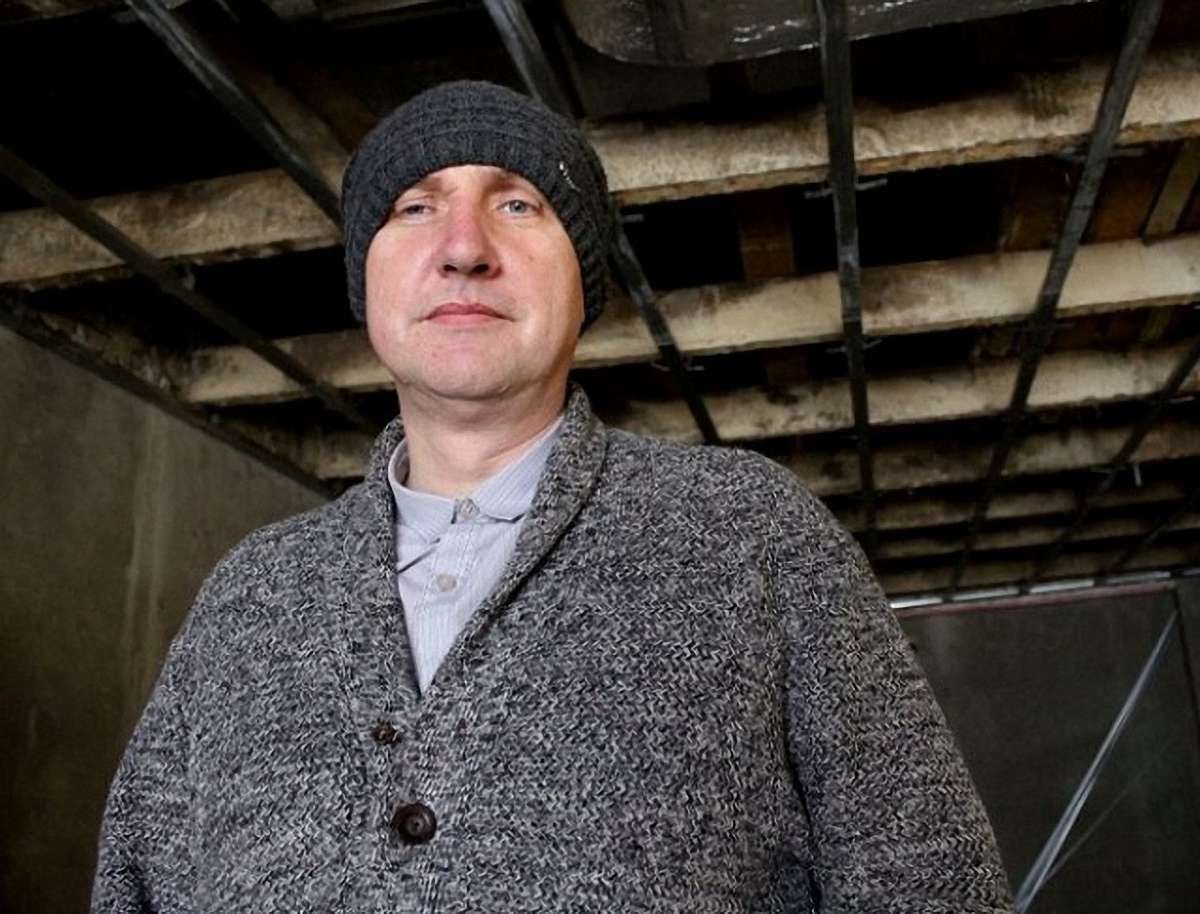 Після затримання співробітниками СБУ керівника мистецького центру «Супутник» забрала «швидка»