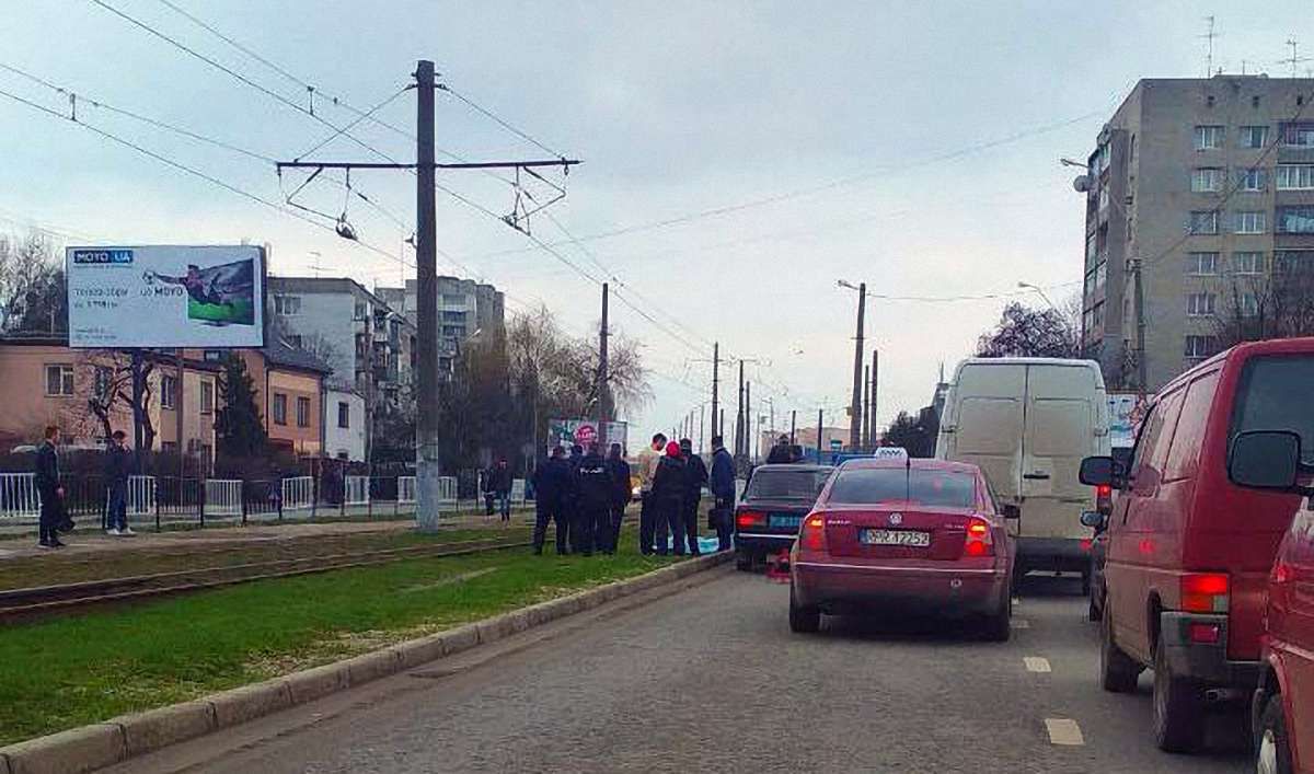 На дорозі неподалік ЦУМу у Львові раптово помер літній водій