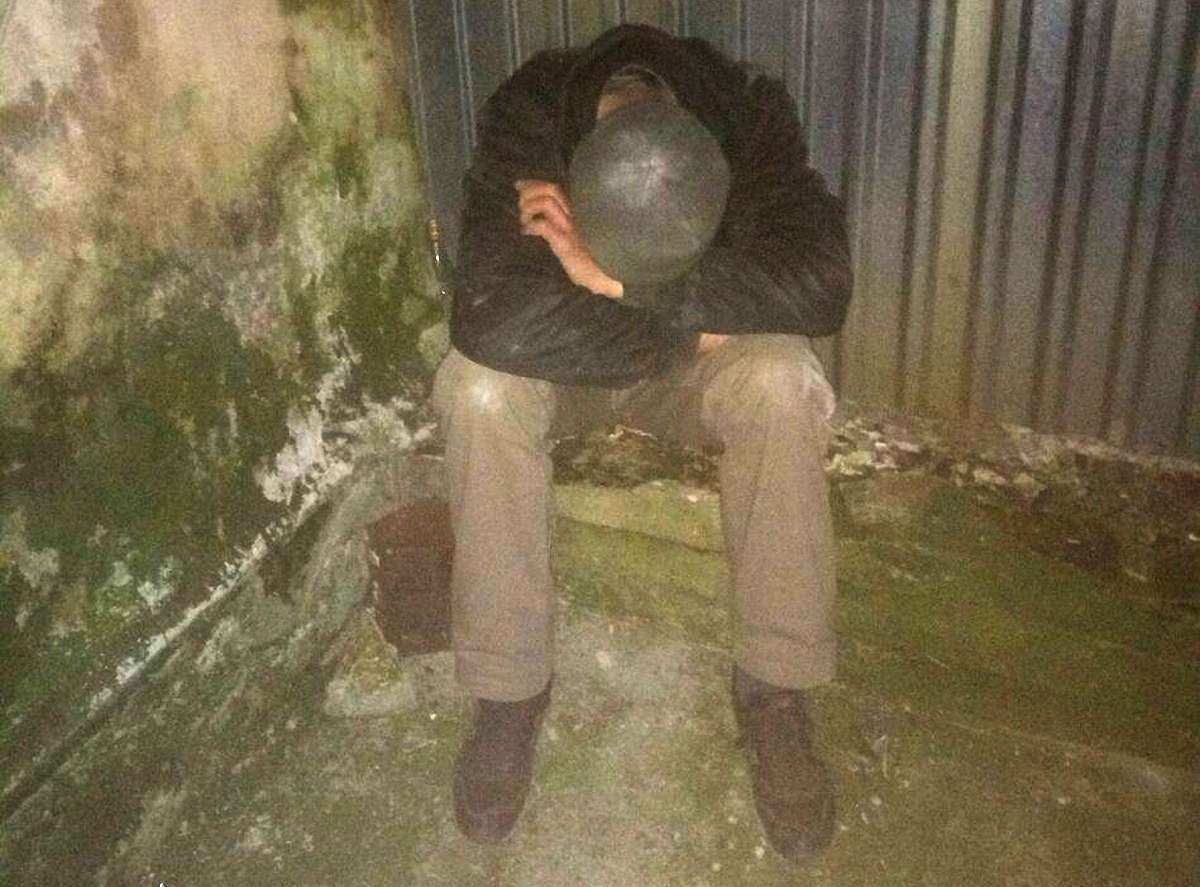 Патрульні виявили у підвалі будинку 33-річного львів'янина з чотирма сумками крадених речей