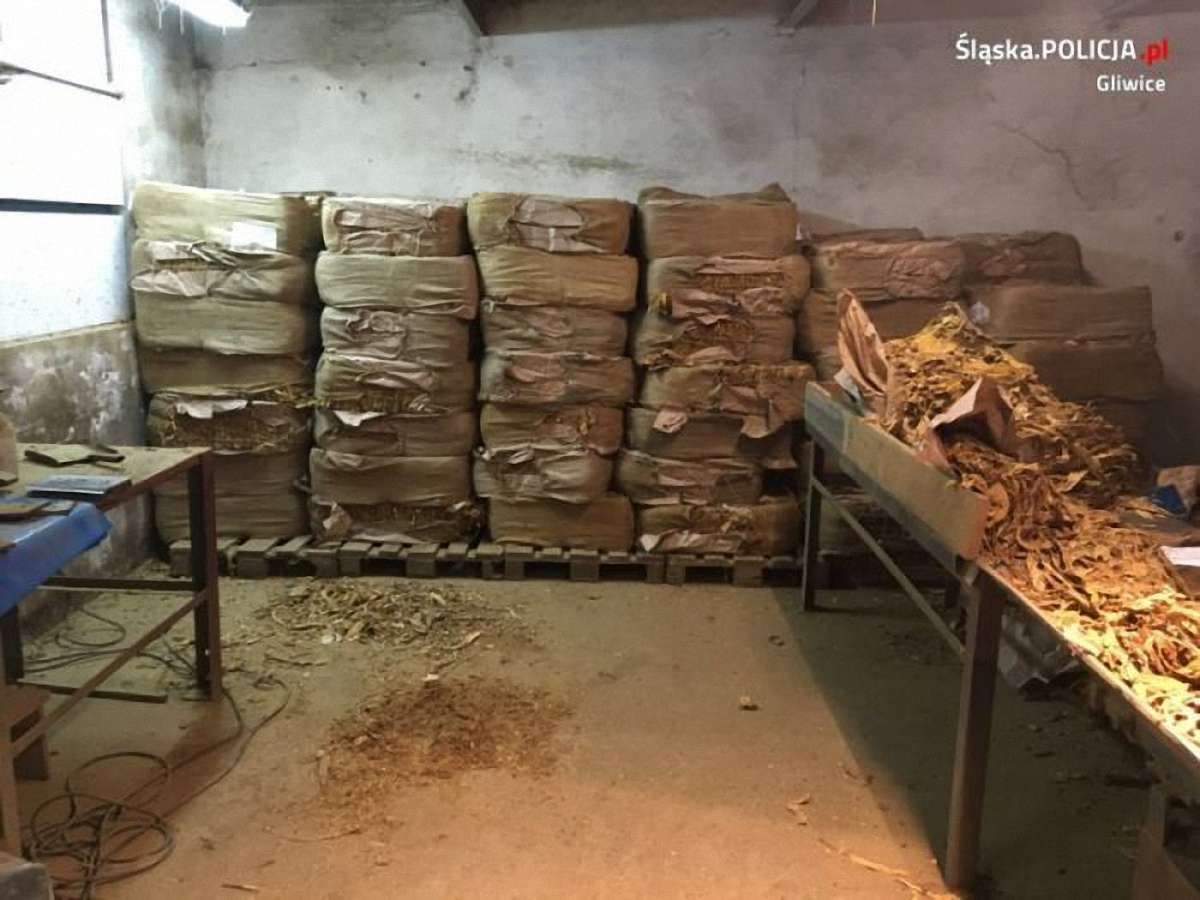 У Польщі двоє українців працювали на тютюновій фабриці, замаскованій під столярну майстерню