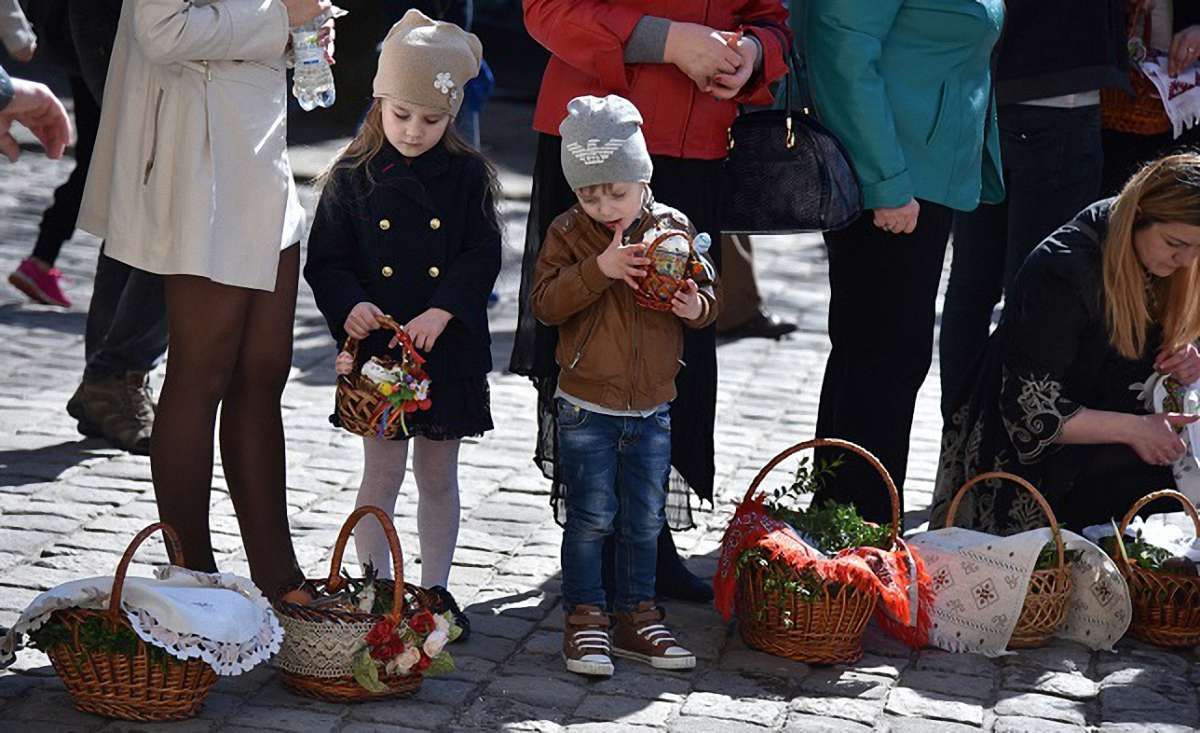 Львів’яни почали святити великодні кошики у храмах міста