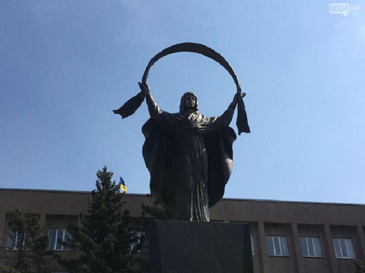 У Кривому Розі на місці пам'ятника Леніну встановили статую Богородиці