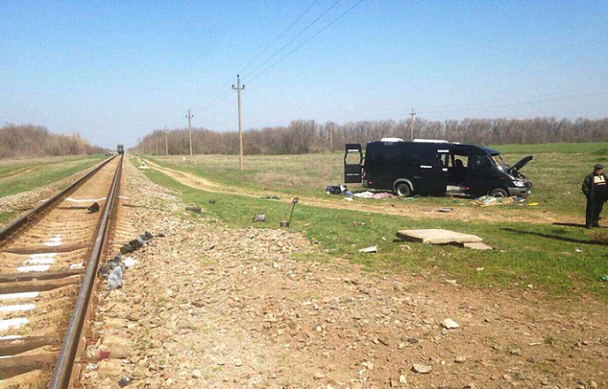 В окупованому Криму поїзд зіткнувся з мікроавтобусом, 5 людей загинули