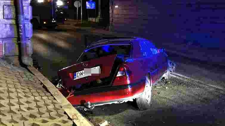 У Вроцлаві автомобіль з українцями влетів в опору залізничного мосту, дві людини постраждали