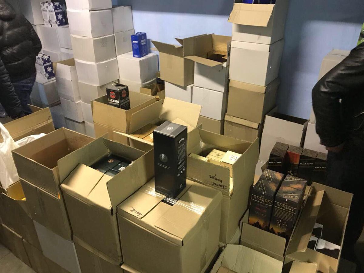 У Києві викрили цех, який спеціалізувався на виготовленні «елітного» алкоголю