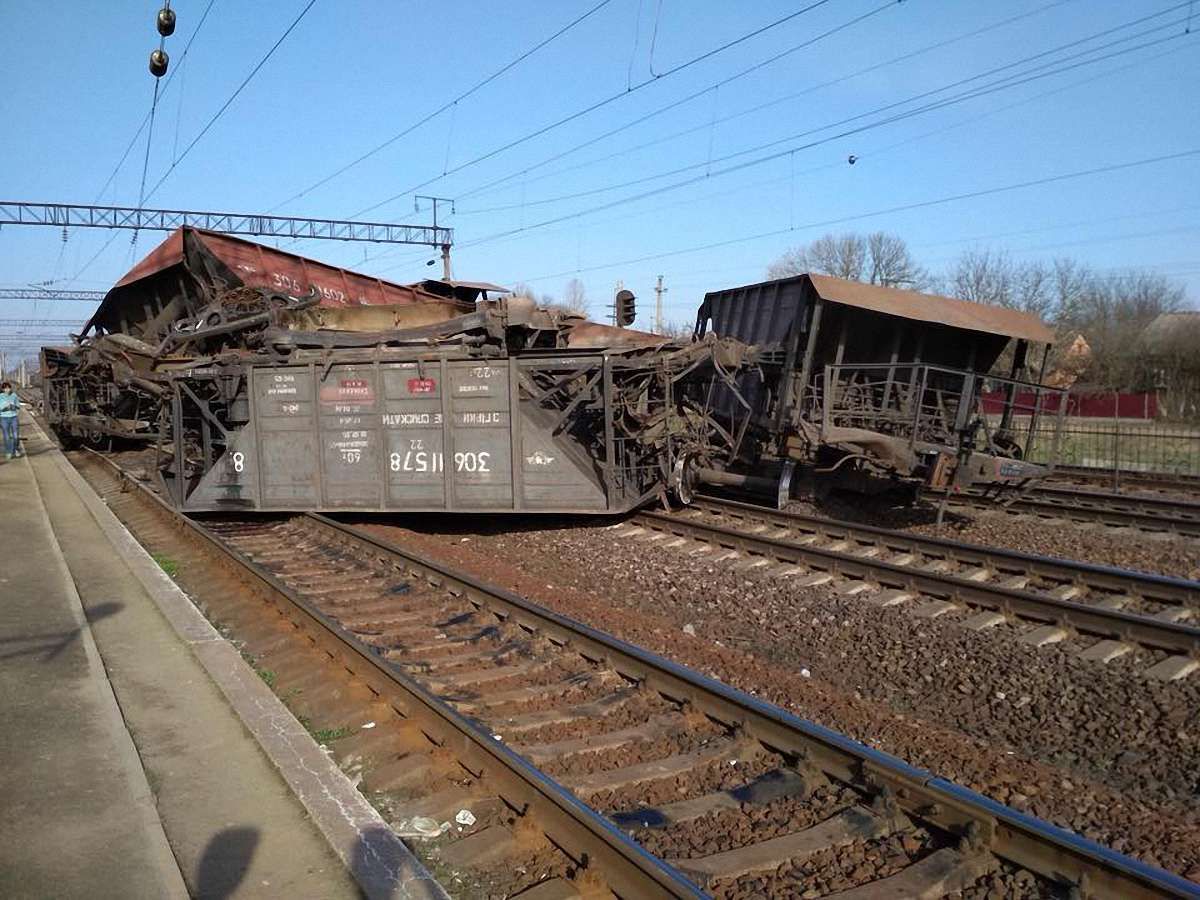 Неподалік Буська з колії зійшло близько десяти вагонів вантажного поїзда