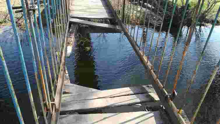 Через обвал мосту у Червонограді четверо людей впали в річку