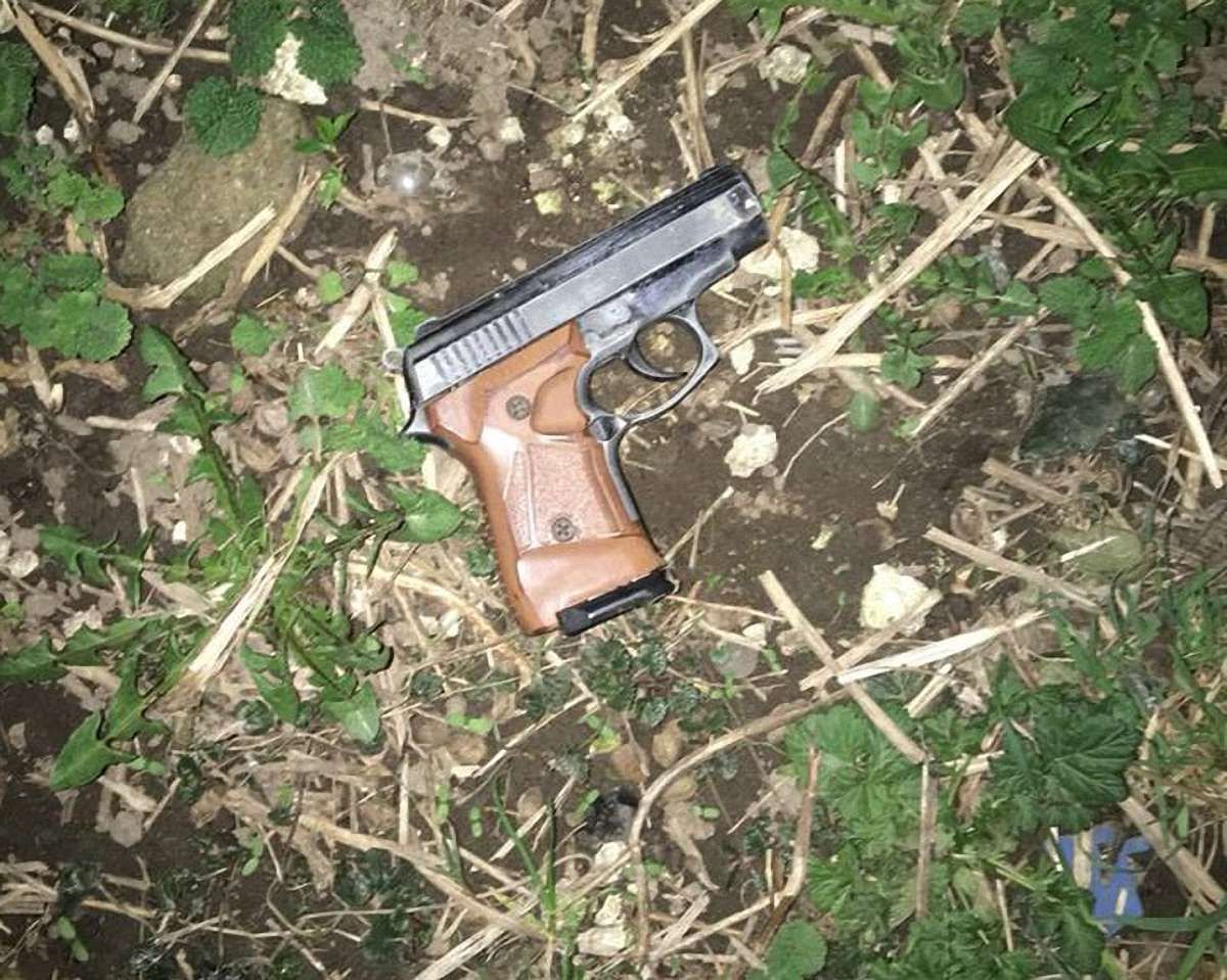 У Львові затримали двох чоловіків, які погрожували перехожому зброєю
