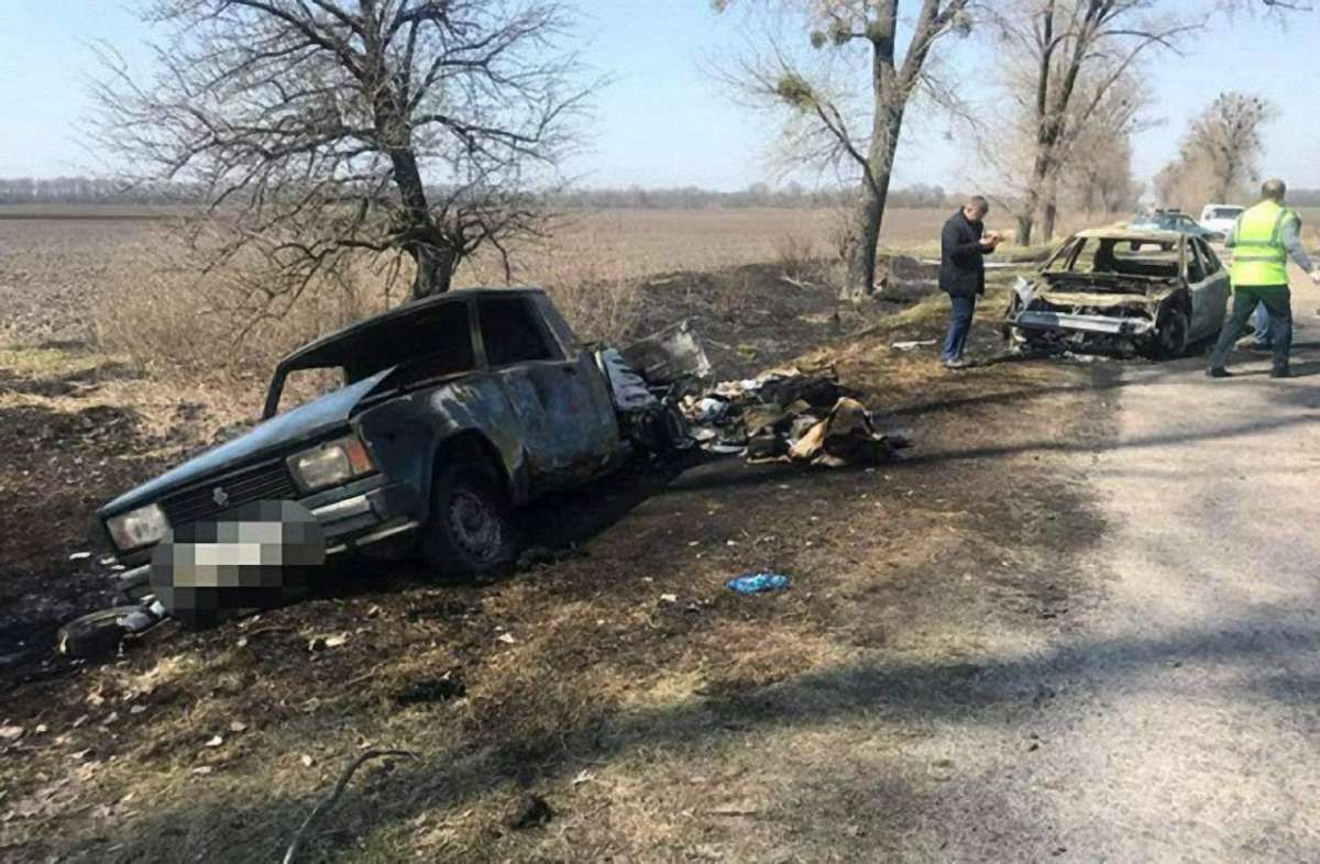 На Київщині невідомі пограбували і спалили автомобіль «Укрпошти»