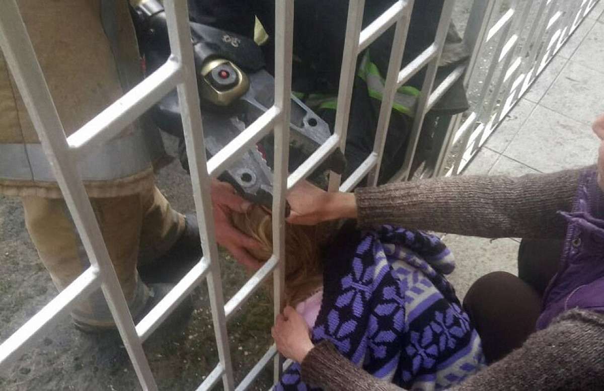 Львівські рятувальники звільнили дитину, голова якої застрягла в огорожі