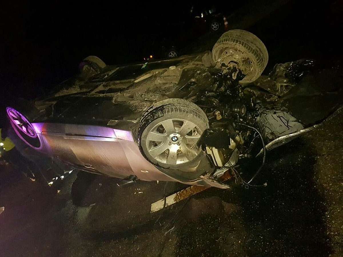 У Сокільниках поблизу Львова автомобіль збив електроопору та перекинувся на дах
