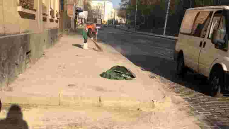 Мер Львова доручив знайти альтернативу піску, яким взимку посипають вулиці