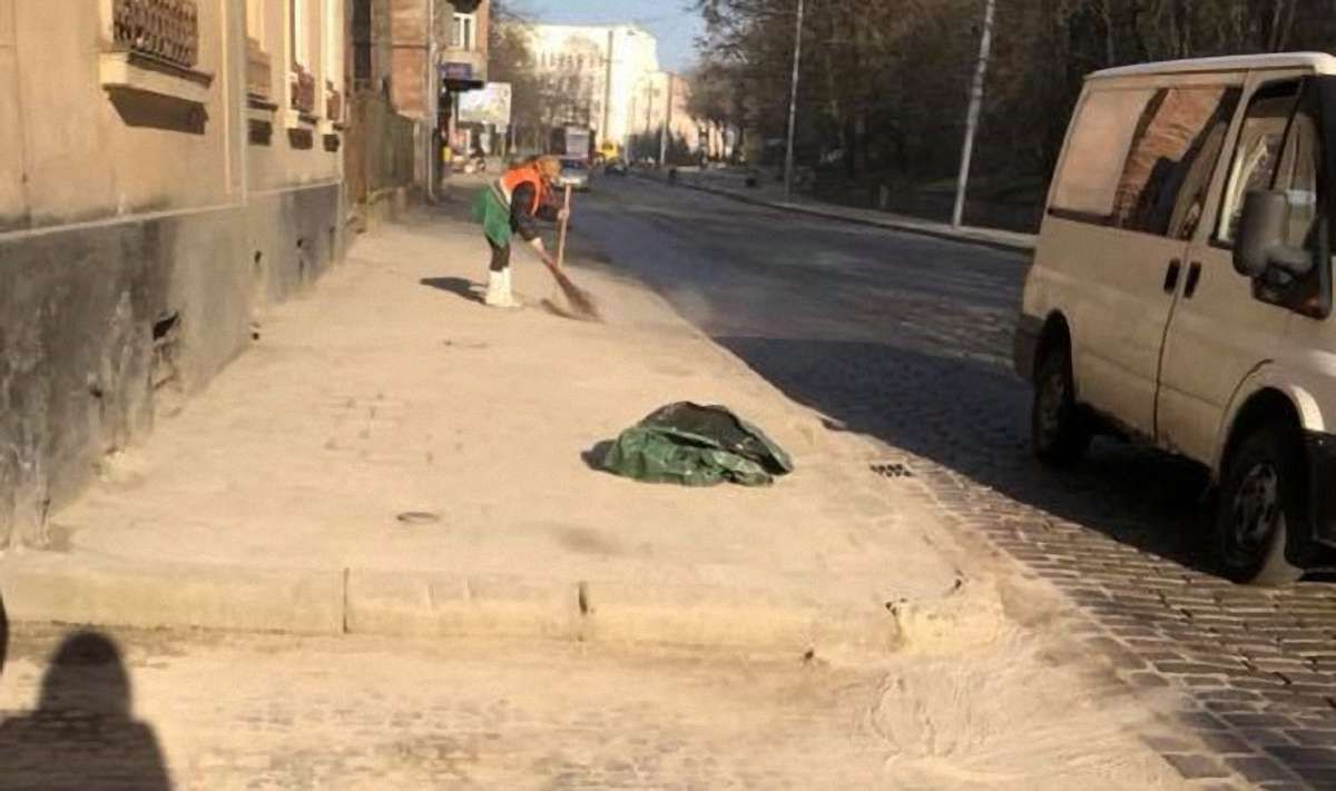 Мер Львова доручив знайти альтернативу піску, яким взимку посипають вулиці