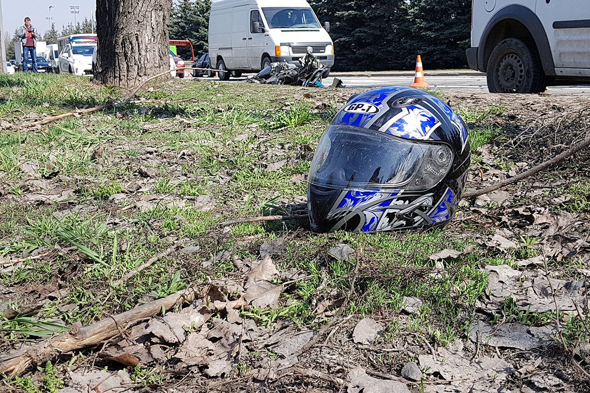 Поліцейський на конфіскованому мотоциклі протаранив три автомобілі під Києвом