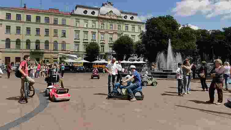 Суд повернув підприємцю 26 дитячих машинок, які «муніципали» конфіскували біля Львівської опери