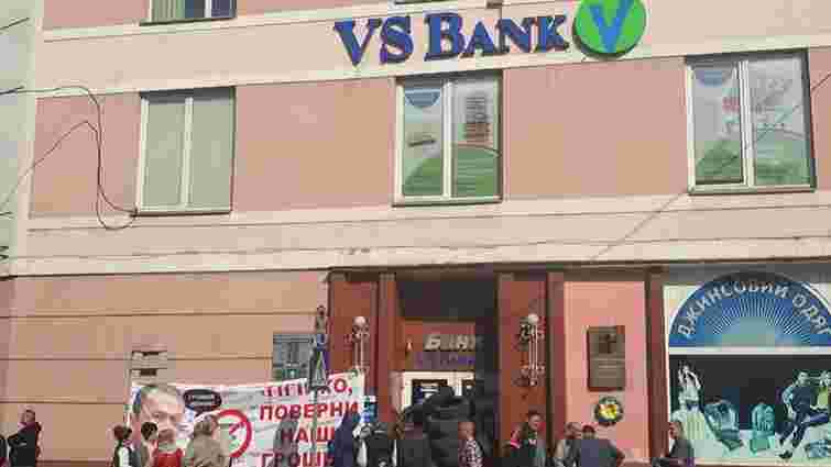 У Мукачеві вкладники пограбованого VS Банку заблокували відділення шинами і вимагали грошей