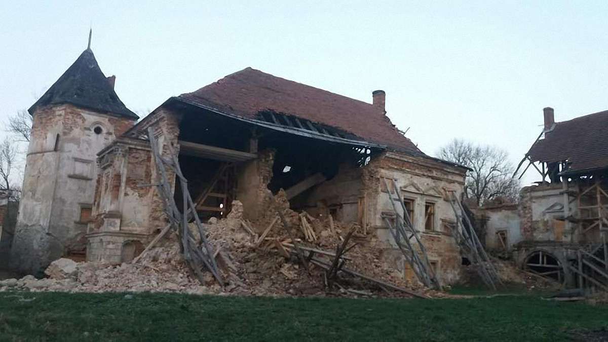 У Поморянському замку обвалилась стіна