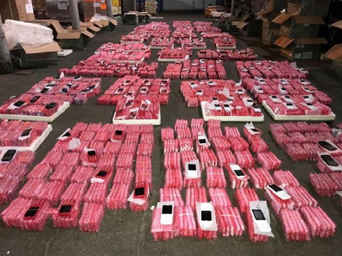В аеропорту «Бориспіль» митники затримали рекордну партію контрабандних телефонів