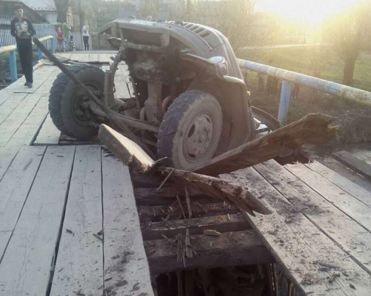 У Самбірському районі на дерев’яному мості провалилась вантажівка 
