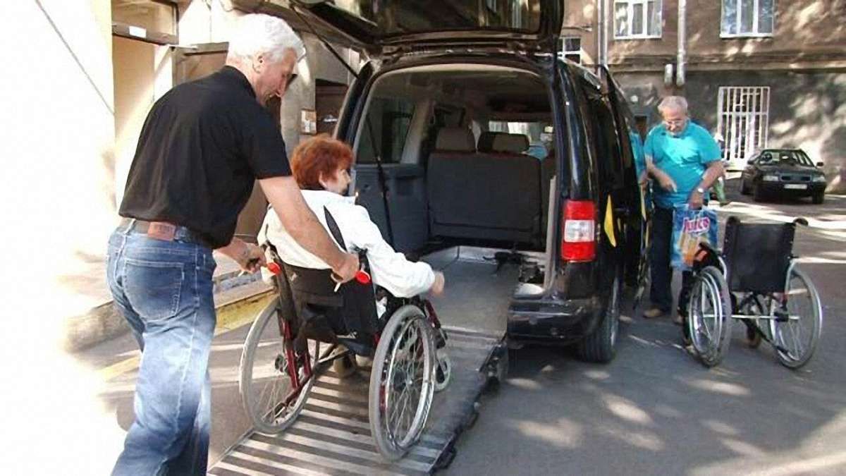 В Івано-Франківську запровадили соціальне таксі для самотніх людей та людей з інвалідністю