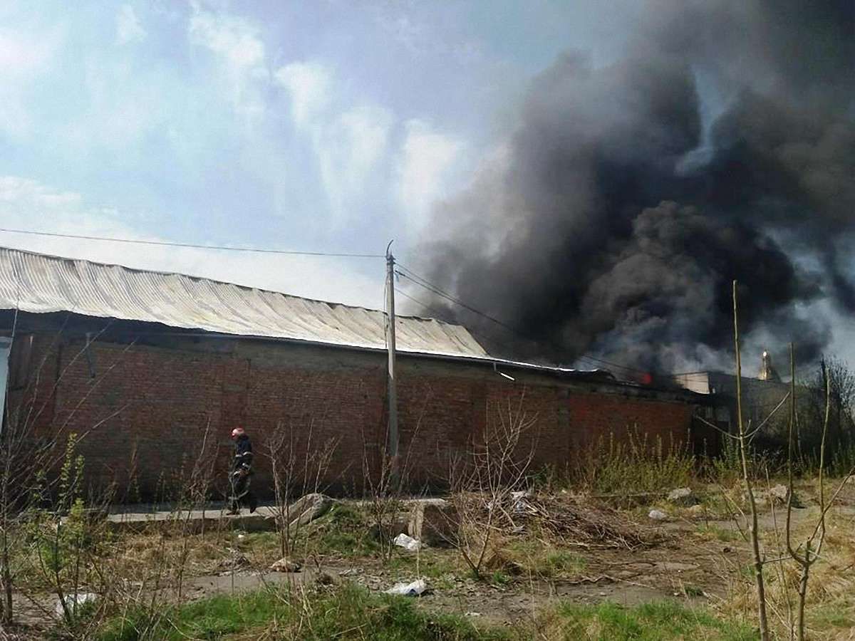 У Стрию на складі макулатури згоріло 15 тонн сировини