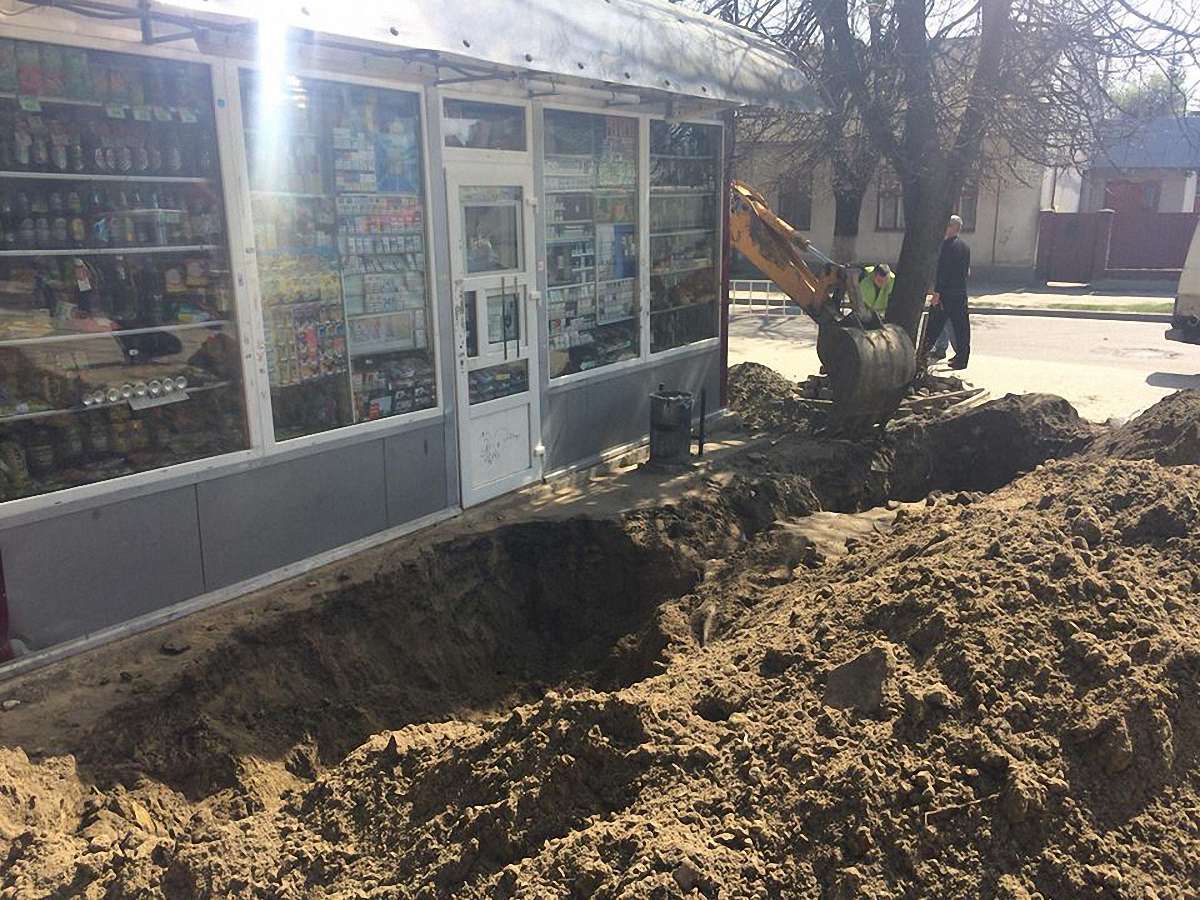 Комунальники не змогли перенести скандальний МАФ біля «Супутника» на Левандівці