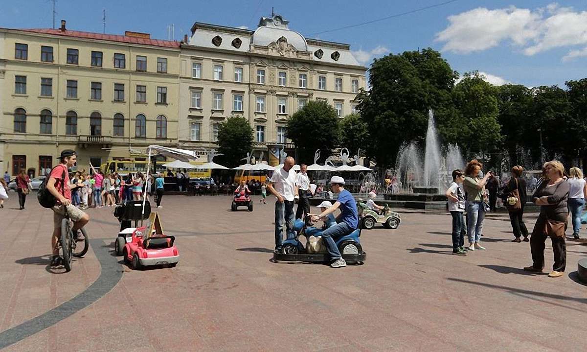 Львів’ян закликають не користуватись дитячими машинками біля Опери