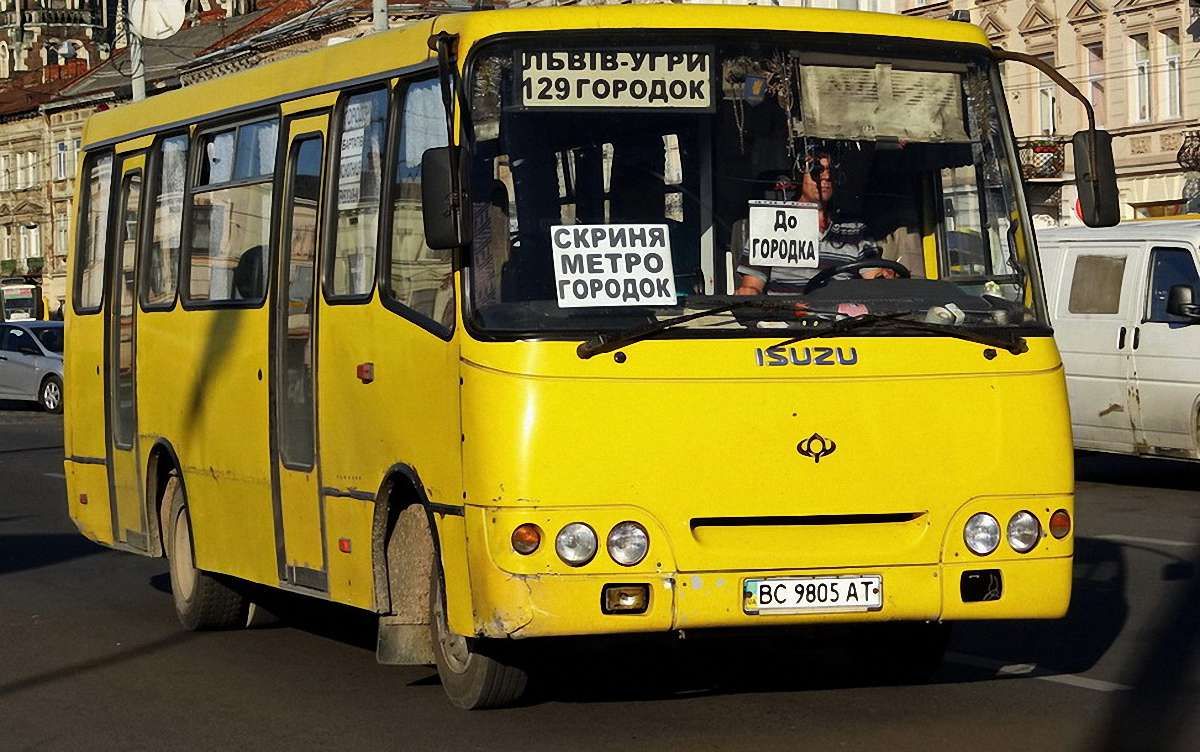 У Городку п'ятеро пасажирів маршрутки отримали хімічні опіки