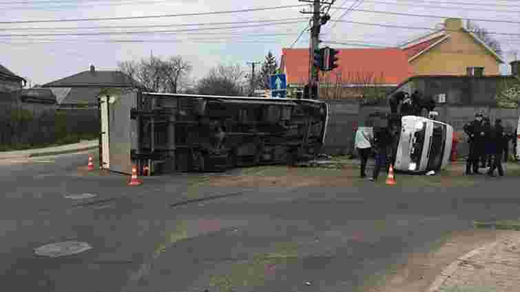 В Одесі вантажівка в’їхала в мікроавтобус, постраждало 11 людей