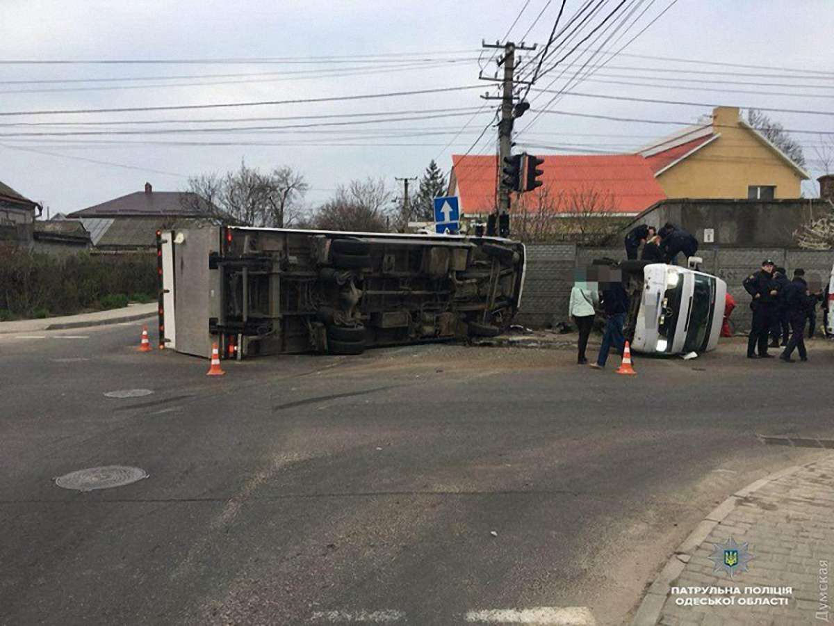 В Одесі вантажівка в’їхала в мікроавтобус, постраждало 11 людей