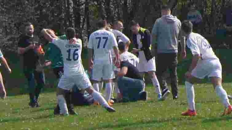 Під час футбольного матчу у Польщі вболівальник намагався перерізати горло гравцеві