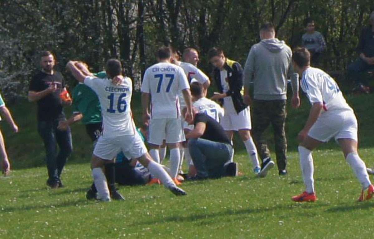 Під час футбольного матчу у Польщі вболівальник намагався перерізати горло гравцеві