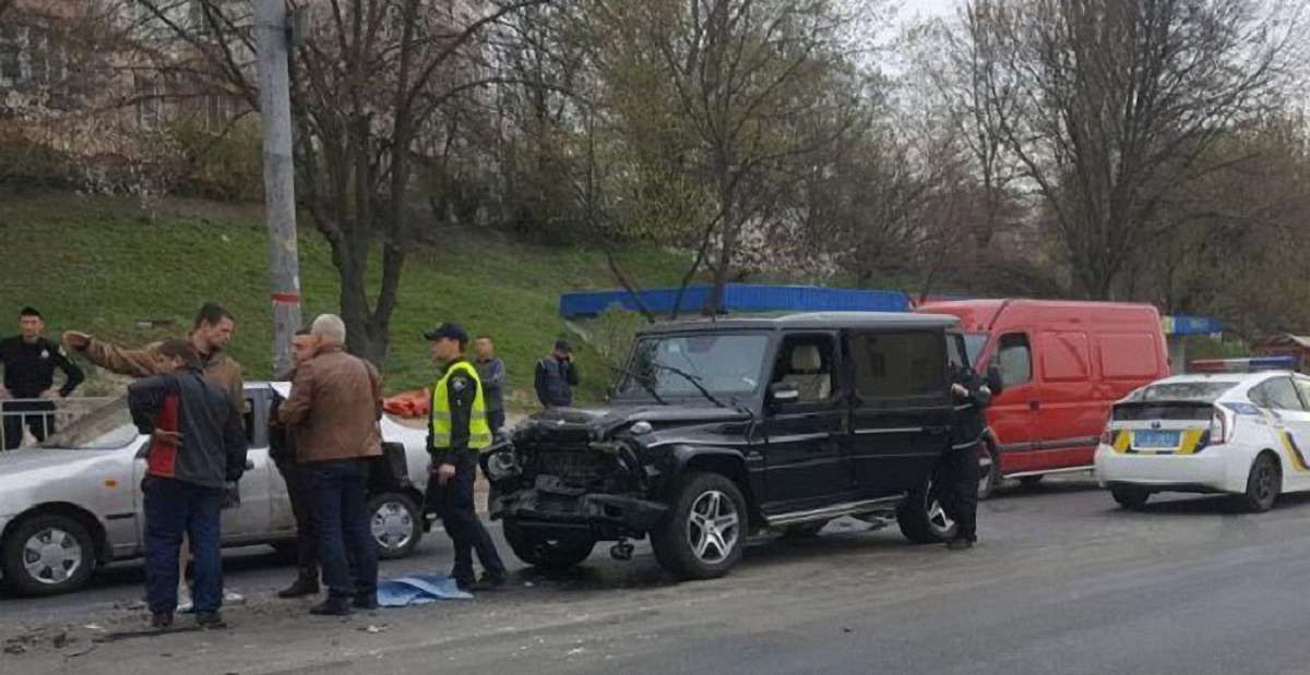 У Києві п’яний автомийник вкрав і розбив Mercedes дружини Медведчука