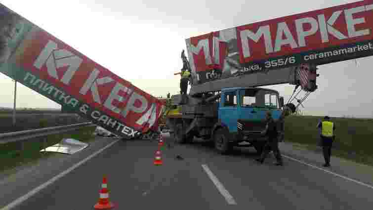 Автокран збив рекламну конструкцію на Кільцевій дорозі Львова, рух транспорту ускладнений