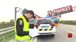 Обвалений рекламний щит заберуть з кільцевої дороги Львова до кінця дня