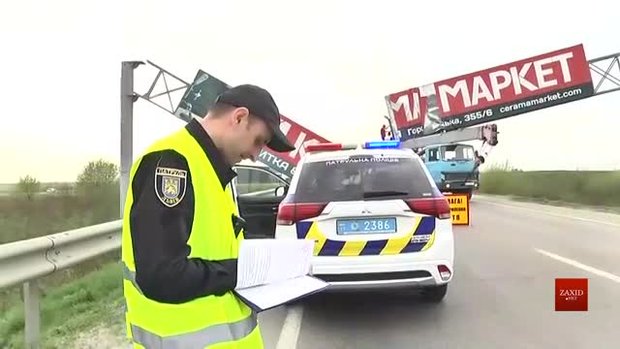 Обвалений рекламний щит заберуть з кільцевої дороги Львова до кінця дня