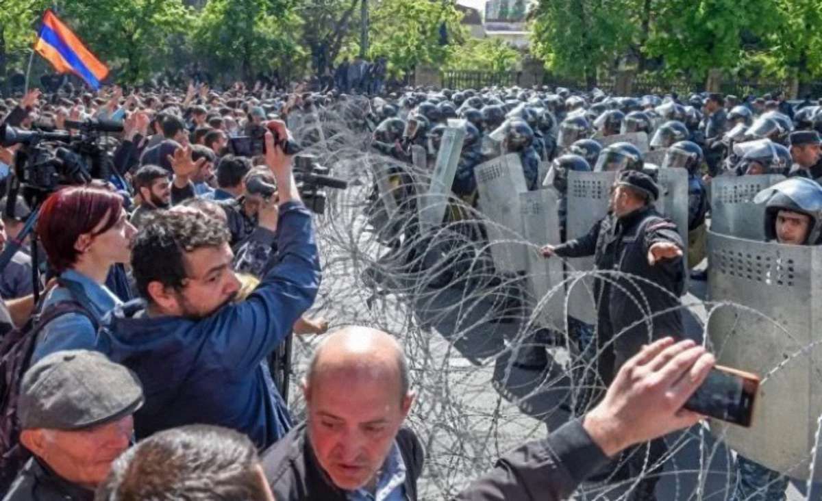 У Єревані протестувальники захопили центр міста та заблокували роботу метро