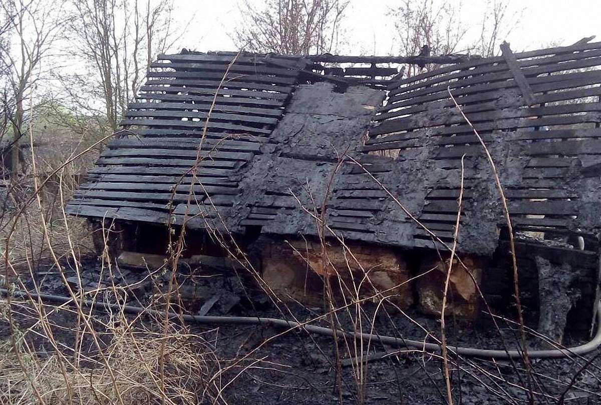 Внаслідок пожежі сухої трави біля Львова згоріла господарська будівля