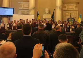 Депутатів Львівської облради пікетував ансамбль «Верховина»  