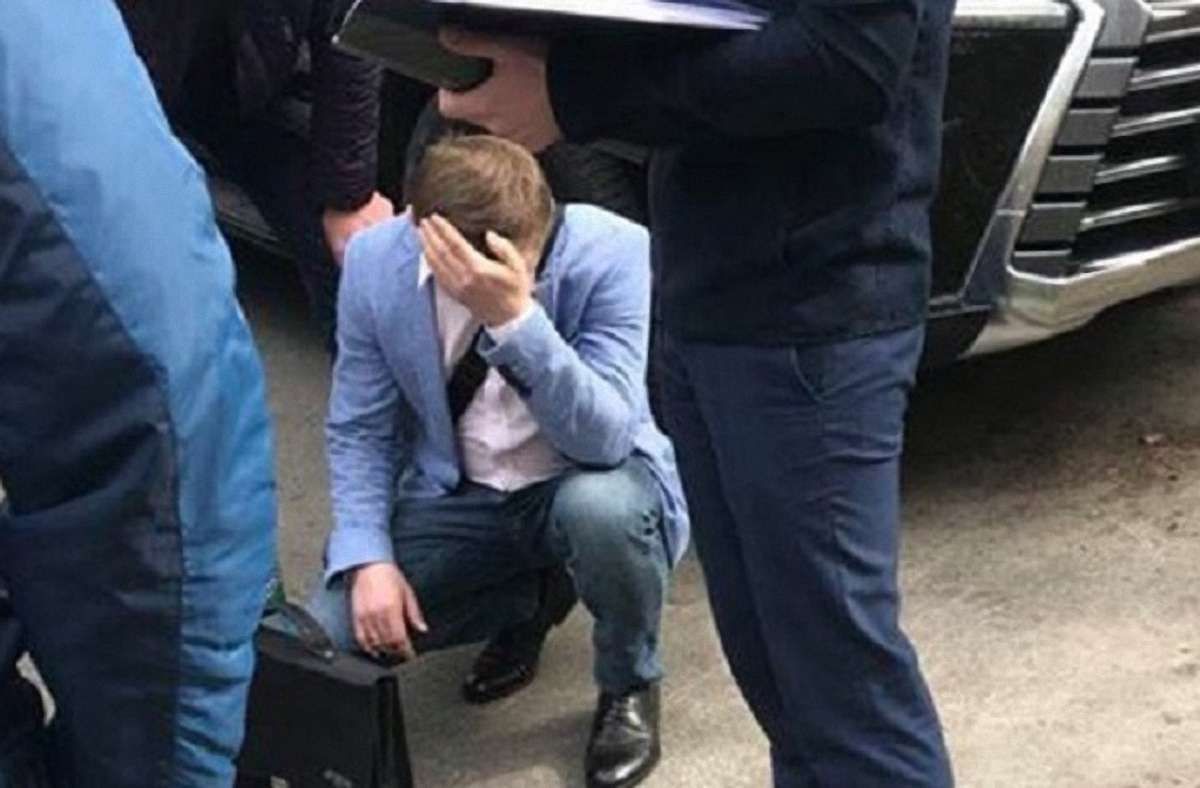 Посадовця «Львівської залізниці» затримали при отриманні $7,2 тис. хабара