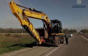 Поблизу Львова патрульні затримали п’яного водія екскаватора