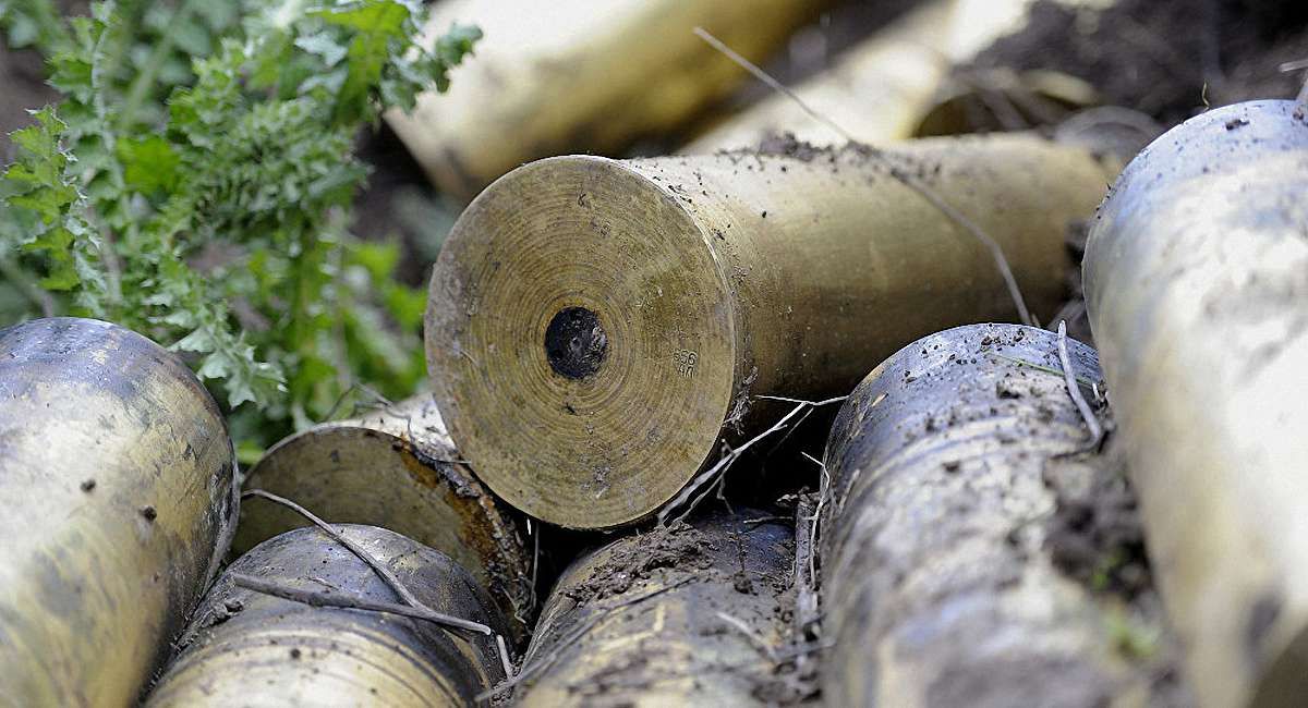 На околиці Львова чоловік знайшов сім мішків снарядів