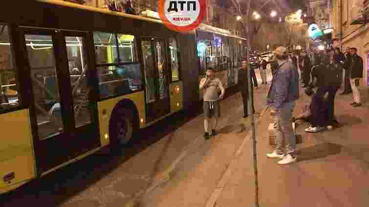 У Києві перекрили вулицю через бійку і різанину в тролейбусі