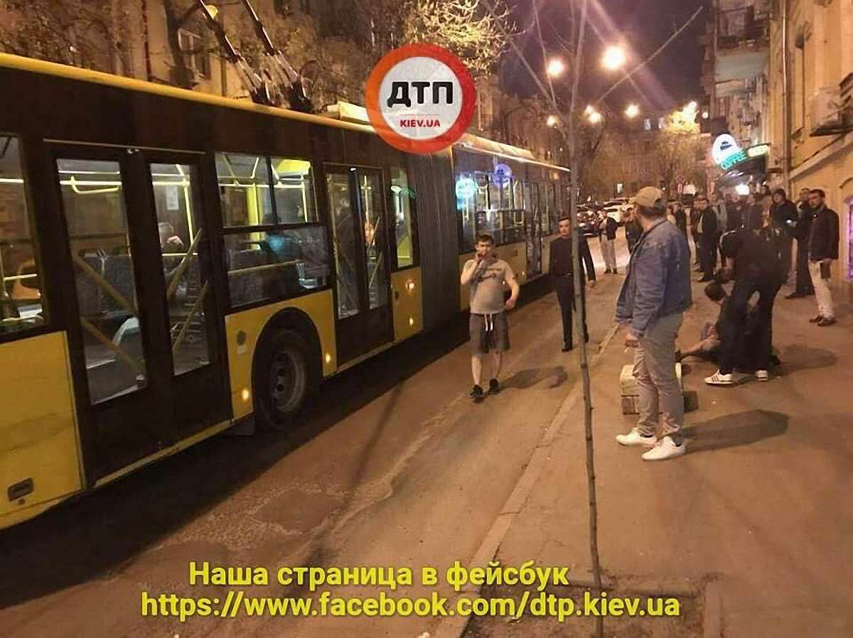 У Києві перекрили вулицю через бійку і різанину в тролейбусі