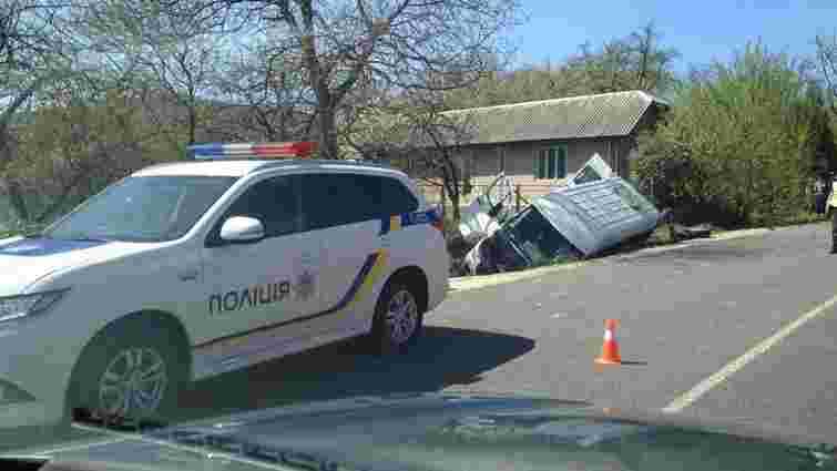 На Прикарпатті перекинувся пасажирський мікроавтобус: загинув водій