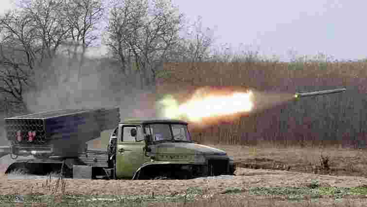Російські окупаційні сили на Донбасі обстріляли українських військових з «Градів», є загиблий