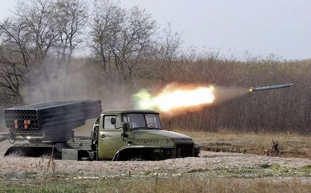 Російські окупаційні сили на Донбасі обстріляли українських військових з «Градів», є загиблий