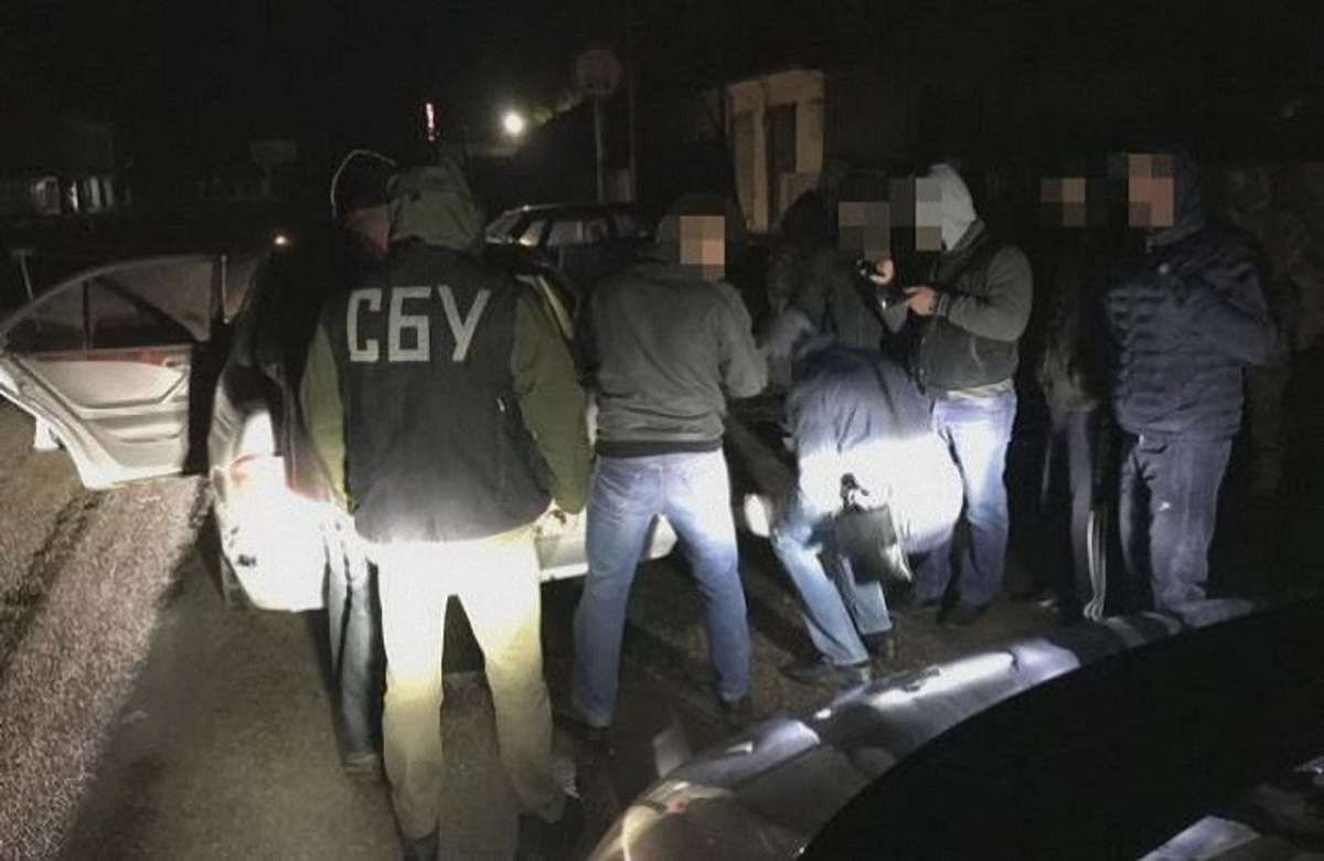 Злочинна група під виглядом поліцейських нападала на громадян на Дніпропетровщині