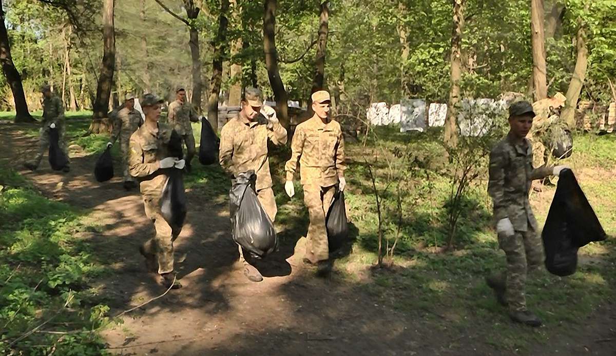 Курсанти Академії сухопутних військ прибрали у Парку культури
