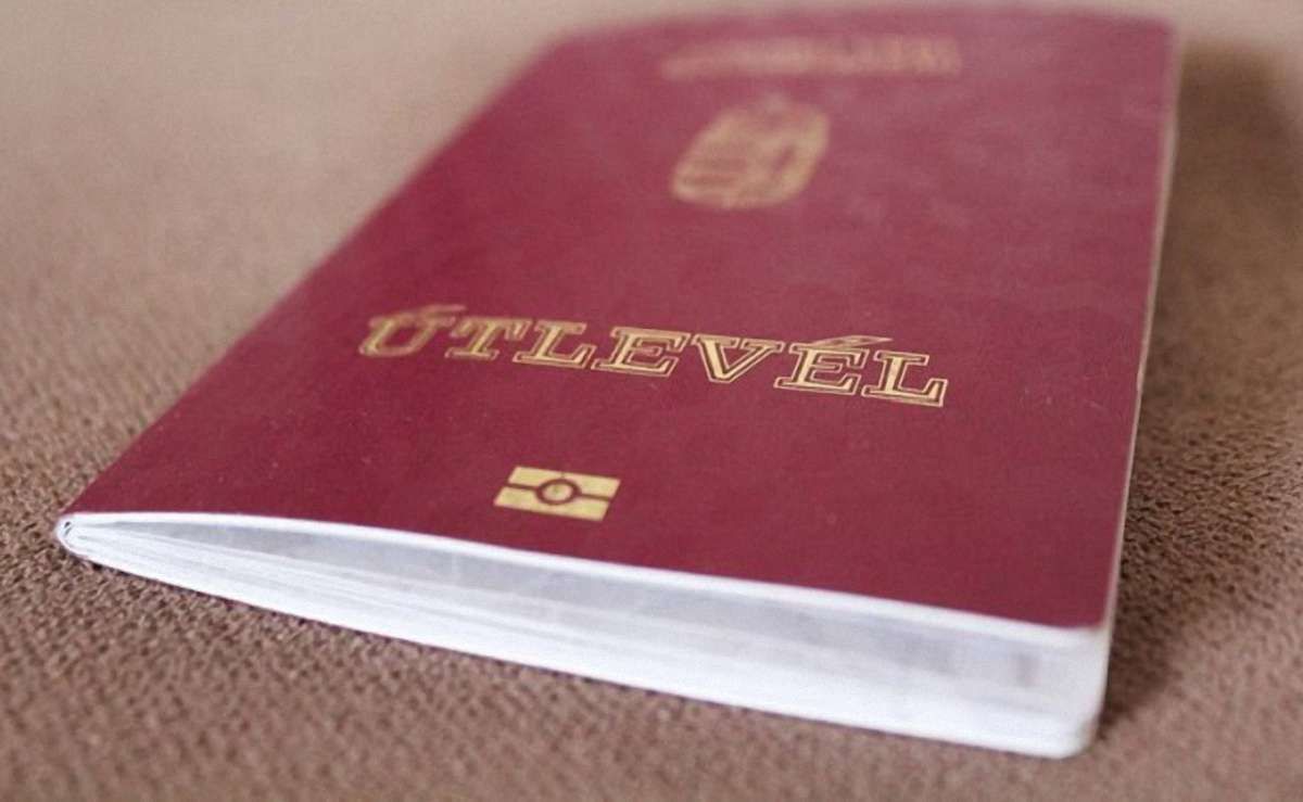 Угорщина видала понад 100 тис. паспортів мешканцям українського Закарпаття
